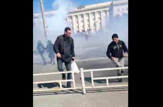Rusi strieľali do protestujúcich v Chersone, použili aj ohlušujúce granáty (video)