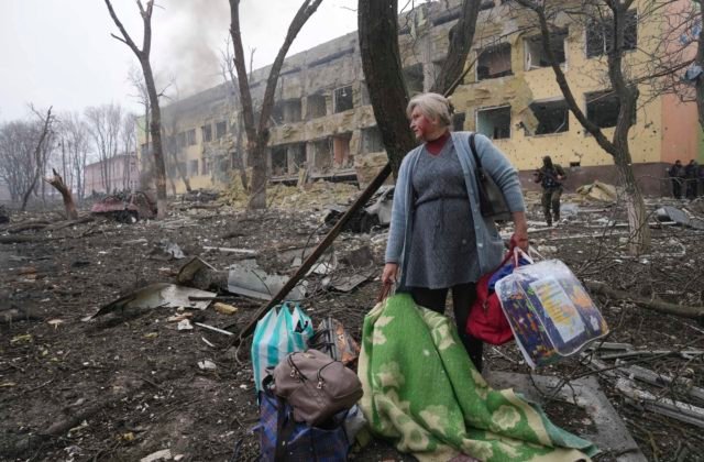 Ľudia v Mariupoli umierajú od hladu, Rusi neustále porušujú dohody o prímerí