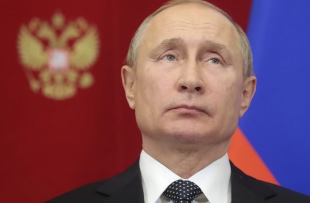 Putin musí byť šokujúco sklamaný zo svojej armády, Gates hovorí o problémoch s velením aj mizernej taktike