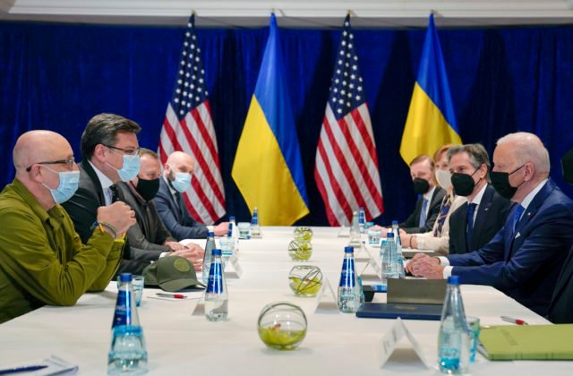 USA prisľúbili Ukrajine ďalšiu vojenskú pomoc. Americké zbrane sú receptom na úspech, vyhlásil Kuleba