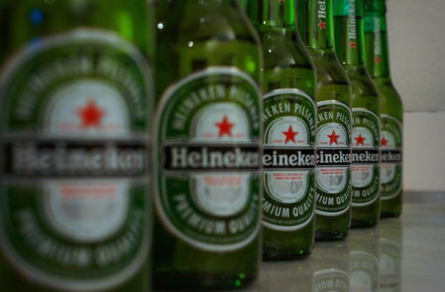 Heineken pre neutíchajúce boje na Ukrajine odchádza z Ruska, spoločnosť ukončila výrobu a predaj svojho piva na trhu
