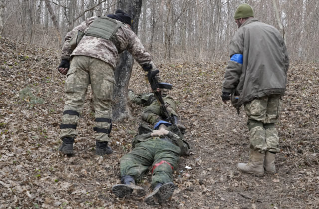 Ukrajina podľa Zelenského bojuje ďalej a vzdať sa Donbasu nemá v pláne (video)