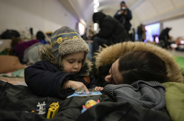 Na Ukrajine sa podarilo otvoriť tri humanitárne koridory, Rusko pokračuje v deportáciách Mariupoľčanov nevedno kam