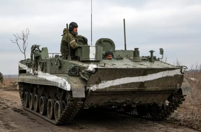 Rusko posilňuje armádu a presúva jednotky do Donbasu, do oceliarne Azovstaľ sa podarilo dodať zbrane