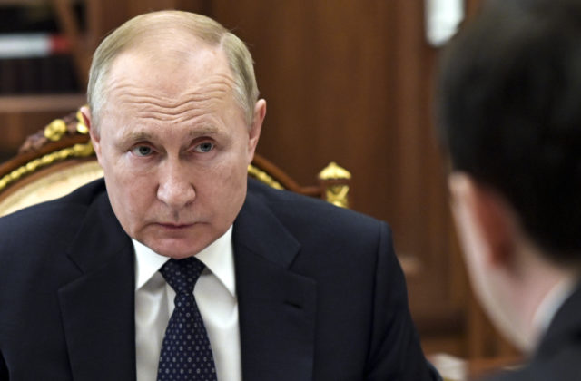Putin údajne dostáva dezinformácie od vlastných ľudí. Boja sa mu povedať pravdu?