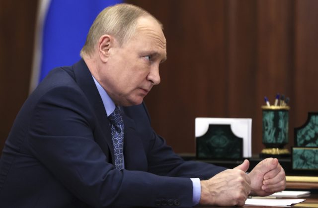 Putin podcenil ekonomické dôsledky sankcií a precenil schopnosti svojej armády, hovorí Fleming