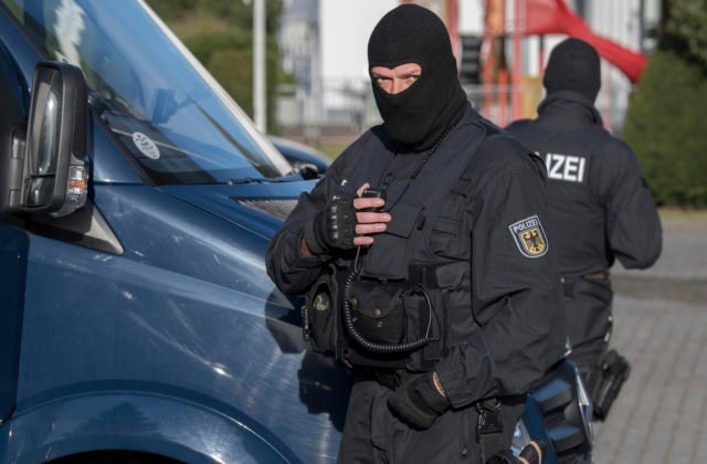 Šesť mužov malo plánovať sabotáž elektrického vedenia v Nemecku, podľa polície patria k prepperom