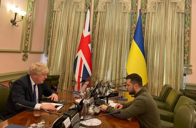 U Zelenského sa to hemží návštevami, Johnson prišiel Ukrajincov podporiť priamo do Kyjeva