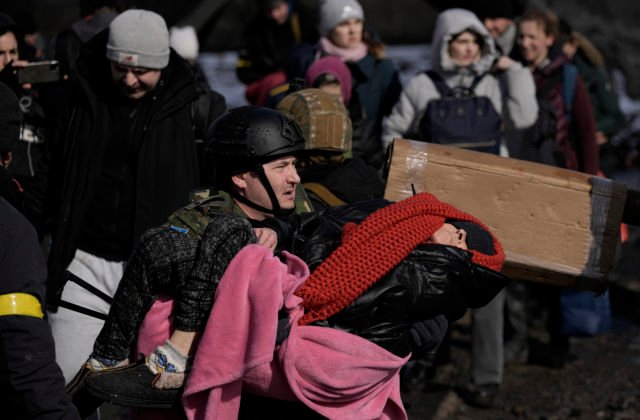 Na Ukrajine sa podarilo otvoriť deväť humanitárnych koridorov, civilisti sa snažia opustiť východ krajiny