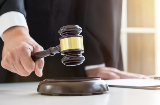 Sudca „antirúškar“ je uznaný za vinného, o funkciu však neprišiel