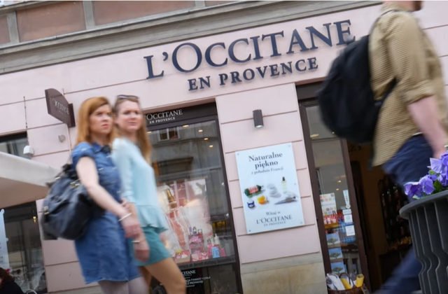 Kozmetická firma L’Occitane zmenila názor, v Rusku zatvorí obchody a stopne aj internetový predaj