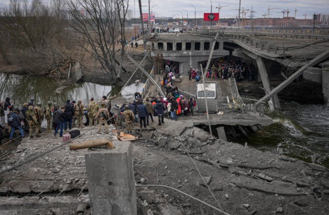 Zničené cesty a mosty na Ukrajine sú veľkým problémom, môžu brzdiť dodávky humanitárnej pomoci