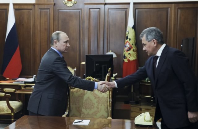 Putin zrušil útok na mariupoľskú oceliareň Azovstaľ a Šojguovi poďakoval za úspešné dobytie mesta