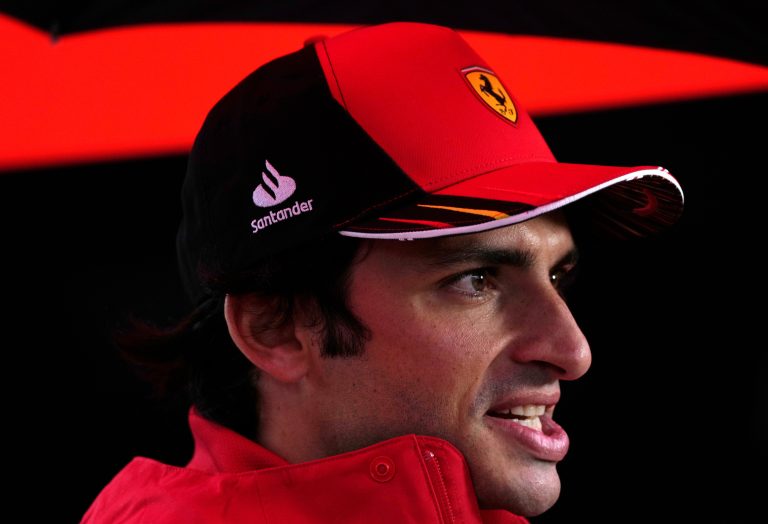 Španielsky jazdec Sainz predĺžil zmluvu s talianskym tímom Ferrari do konca roka 2024