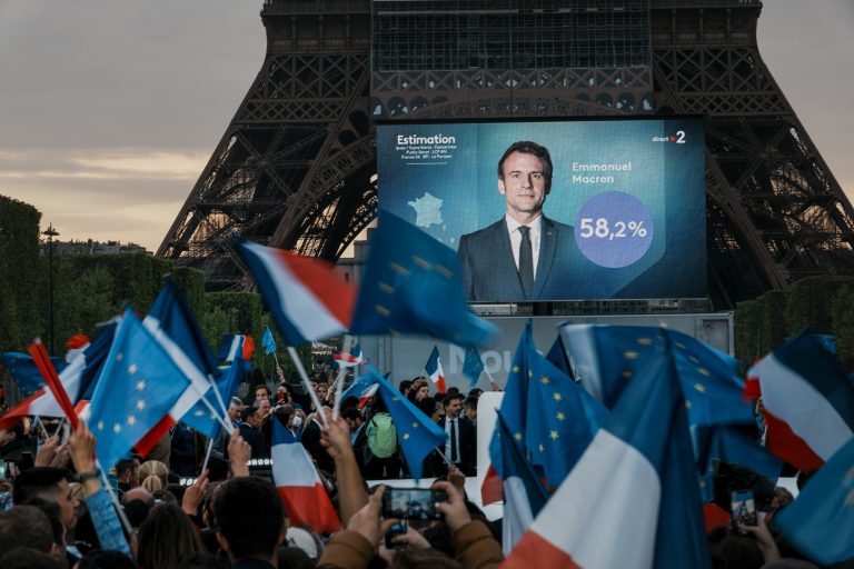 Francúzi si v nedeľu zvolia nového šéfa Elyzejského paláca, do druhého kola postúpil Macron a Le Penová