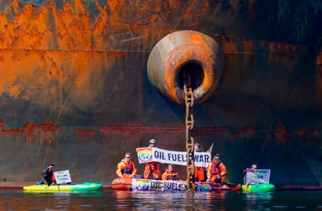 Aktivisti z Greenpeace bránili ruskému ropnému tankeru, aby vyložil svoj náklad v termináli spoločnosti Esso
