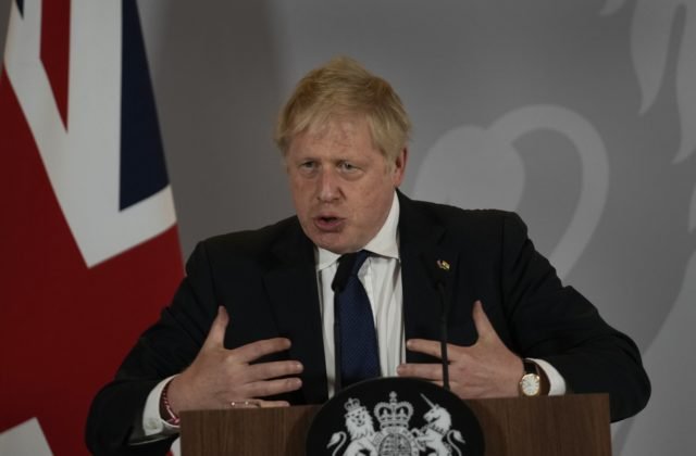Premiér Johnson odmietol tvrdenie, že Západ vedie zástupný konflikt s Ruskom