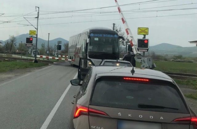 Autobus s 19 cestujúcimi zostal zakliesnený na železničnom priecestí, keď práve prichádzal vlak (foto)
