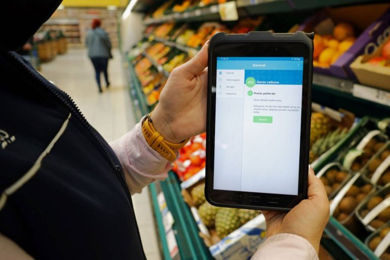 Tesco využíva na darovanie nepredaných potravín ľuďom v núdzi smart technológie
