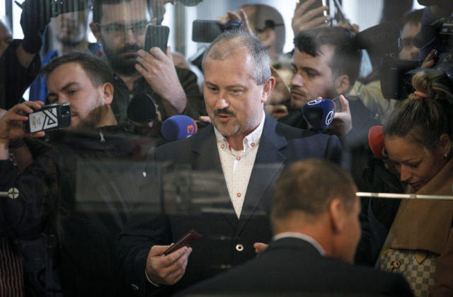 Marian Kotleba bude naďalej šéfovať ĽSNS, na sneme strany získal jednohlasnú podporu delegátov