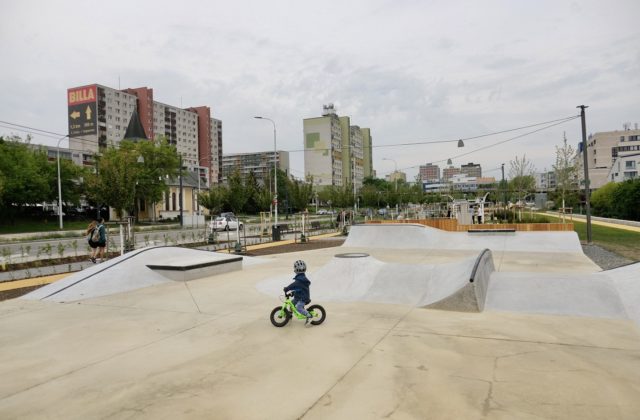Bratislavská Karlova Ves má nový multifunkčný park, užijú si ho skateboardisti aj mamičky s deťmi
