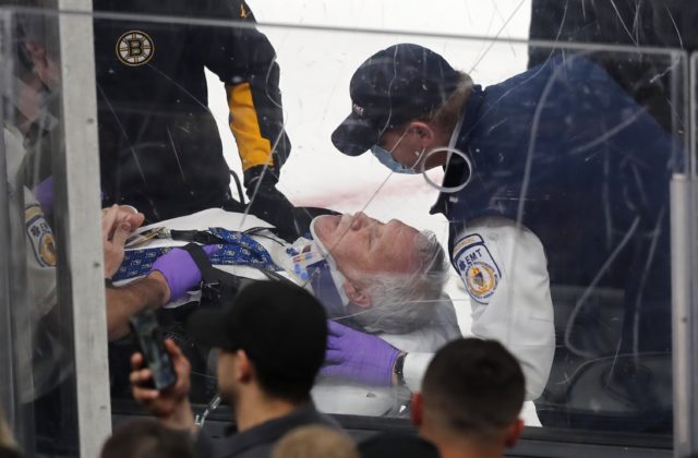 Zápas v Bostone prerušila kuriózna situácia, koordinátora časomiery odviezli do nemocnice (video)