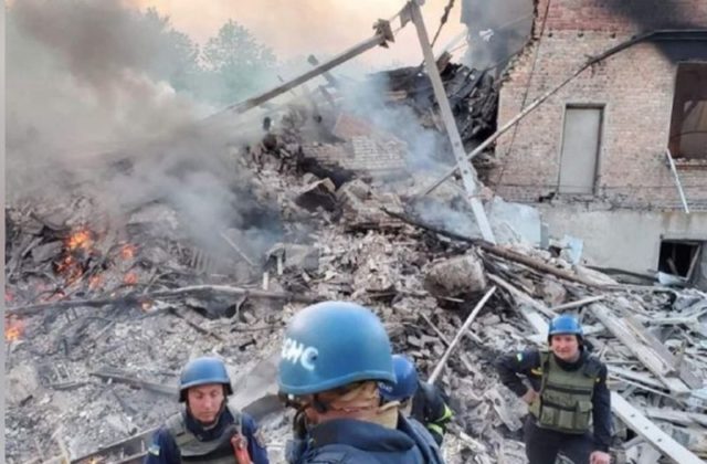 Rusi zaútočili na školu v ukrajinskej obci Bilohorivka, zrejme zahynulo 60 miestnych obyvateľov