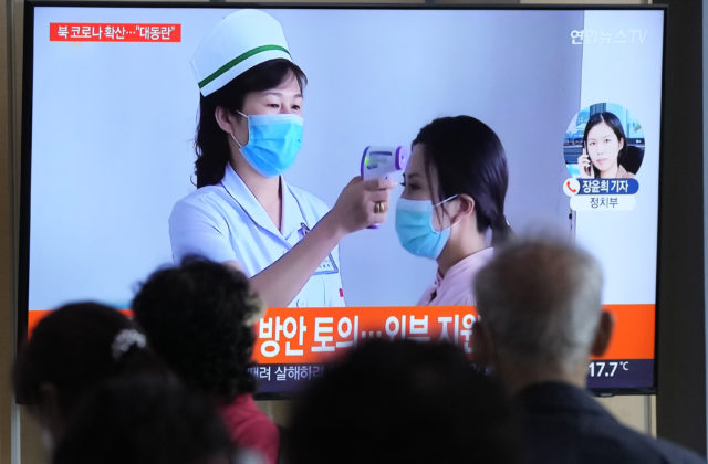 Severná Kórea hlási 15 úmrtí v dôsledku horúčky, šírenie koronavírusu krajina priznala len nedávno