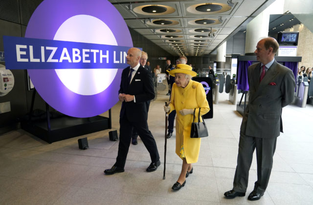 Kráľovná Alžbeta II. všetkých prekvapila. Nečakane sa objavila na novej stanici metra, ktorá nesie jej meno (video)