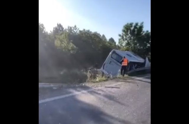Autobus skončil po zrážke s nákladiakom mimo cesty, hlavný ťah medzi Galantou a Sládkovičovom je uzatvorený (video)