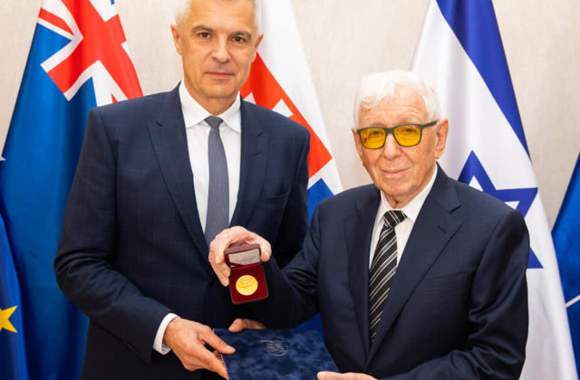 Minister Korčok ocenil zlatou plaketou austrálskeho podnikateľa so slovenskými koreňmi Franka Lowyho