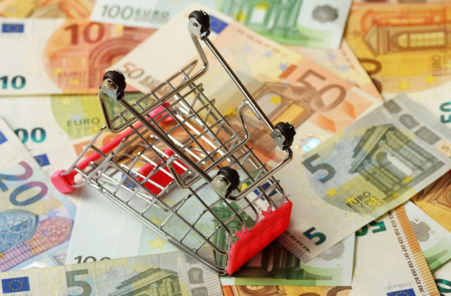 Medziročná inflácia v eurozóne v decembri klesla o takmer jedno percento