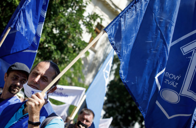 Odborový zväz KOVO rozdá 180-tisíc nálepiek, chystá jednohodinový generálny štrajk
