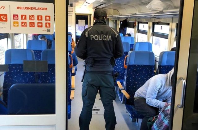 Humenčan vyvolal vo vlaku verejné pohoršenie, pred cestujúcimi sa obnažoval