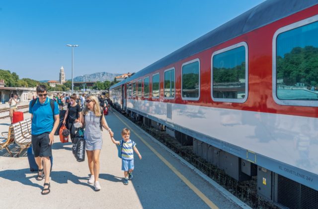 Chystáte sa do Chorvátska? Využite vlak ZSSK a oddýchnite si spolu s vaším autom či motorkou už počas cesty na dovolenku
