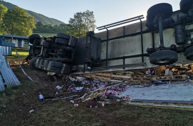 Pri obci Zádiel prerazil kamión zvodidlá a prevrátil sa (foto)