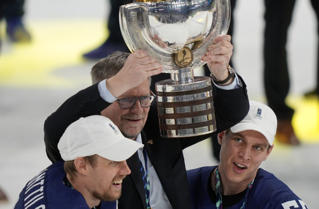 Fíni sa tešia druhému zlatu v sezóne. Podľa trénera Jalonena si hráči svoj triumf uvedomia najskôr v lete