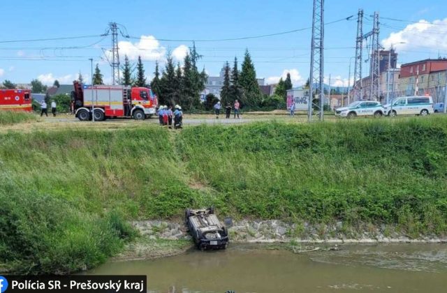 Senior s vnukom skončili s autom v rieke Torysa, počas nehody sa auto prevrátilo na strechu