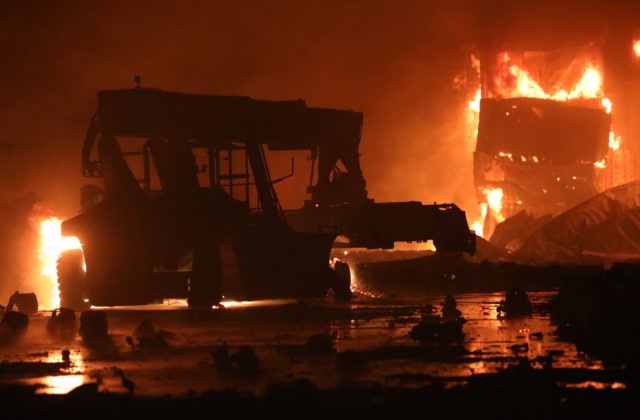 Sklad kontajnerov v Bagladéši pohltili plamene, požiar si vyžiadal viac ako 25 obetí