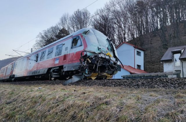 Na železničnom priecestí sa zrazil vlak s nákladným autom, hlásia mŕtvych aj zranených