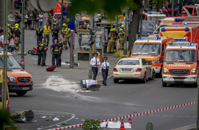 Vodič vrazil do chodcov v Berlíne, najmenej jeden človek zahynul a hlásia aj zranených (foto+video)