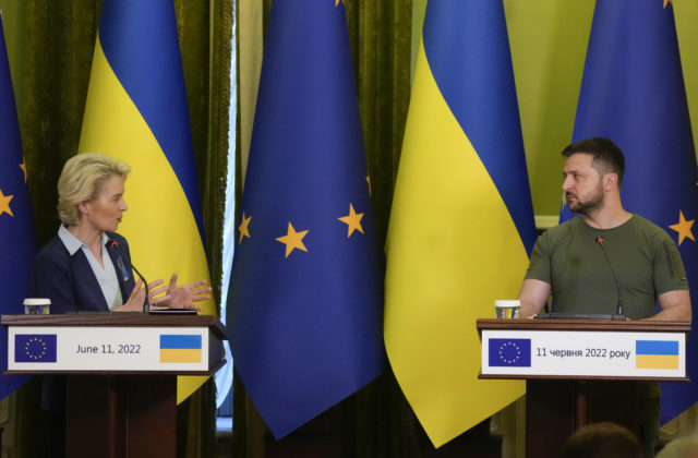 EÚ pomôže Ukrajine „vstať z popoľa“, vyhlásila Von der Leyenová v Kyjeve