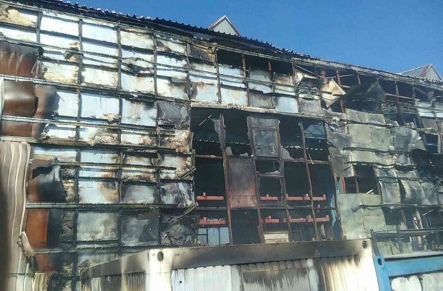 Hasiči zasahovali pri požiari výrobnej haly v Malženiciach, profesionálom pomáhali aj dobrovoľníci