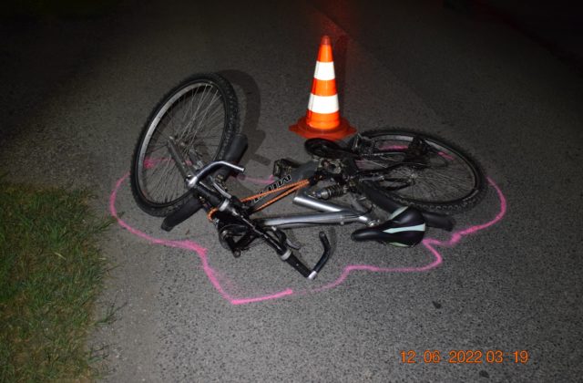 Zrážka s autom si vyžiadala život ďalšieho cyklistu, mladý chlapec zraneniam na mieste podľahol (foto)