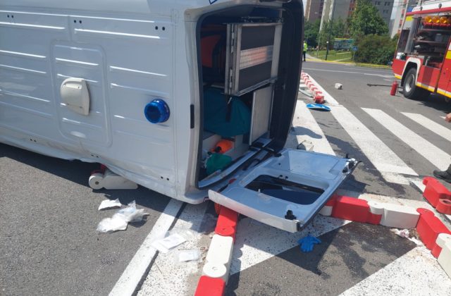 Sanitka zostala po zrážke s autom prevrátená na boku, nehoda sa stala v bratislavskej Dúbravke (foto)