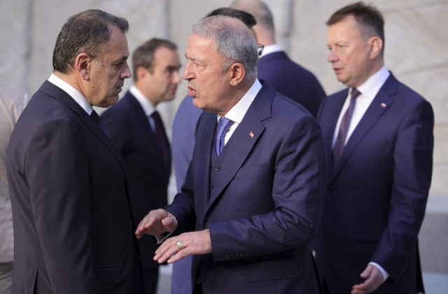 Ministri obrany Grécka a Turecka diskutovali s cieľom znížiť napätie a zachovať spoluprácu