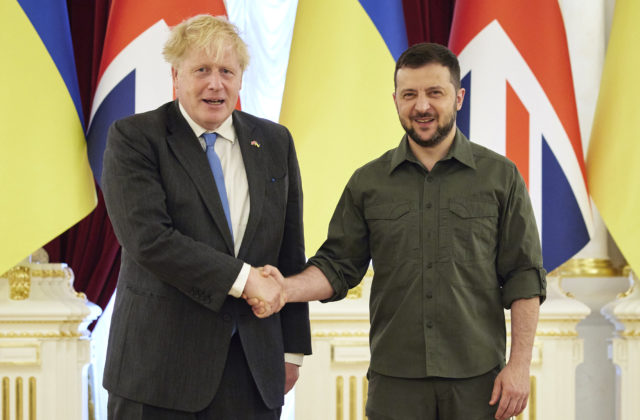 Boris Johnson po druhýkrát od začiatku vojny na Ukrajine navštívil Kyjev, ponúkol výcvik vojakov