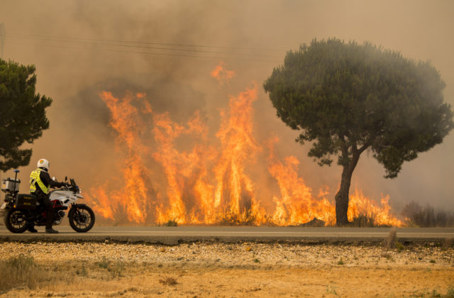 Španielsko ohrozujú lesné požiare, z dedín na severozápade krajiny evakuovali stovky ľudí