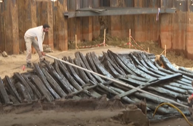Archeológovia objavili pri Bordeaux 1300-ročný vrak lode i ďalšie historické artefakty (video)