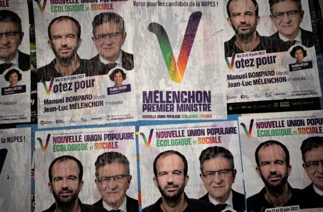 Vo Francúzsku sa koná druhé kolo volieb. Macronova koalícia by chcela väčšinu, no o kreslá bojuje i Mélenchon